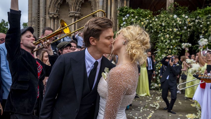 Oliver Cheshire und Pixie Lott vor der Kathedrale von Ely