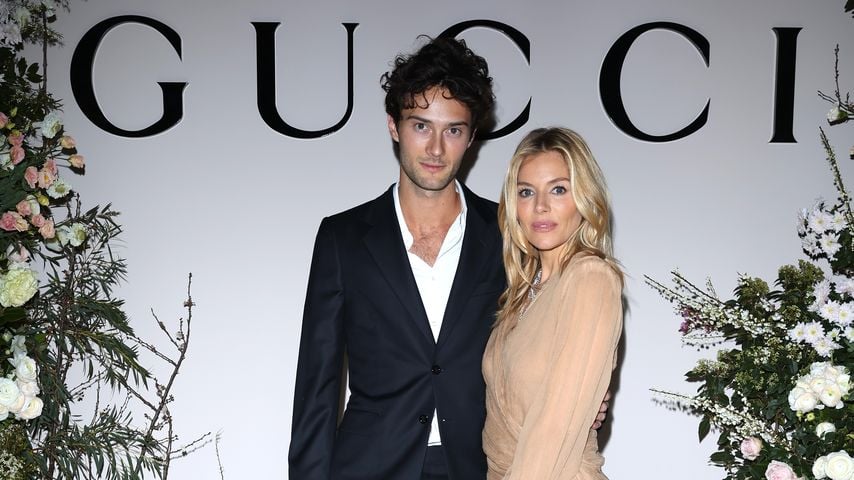 Oliver Green und Sienna Milller posieren