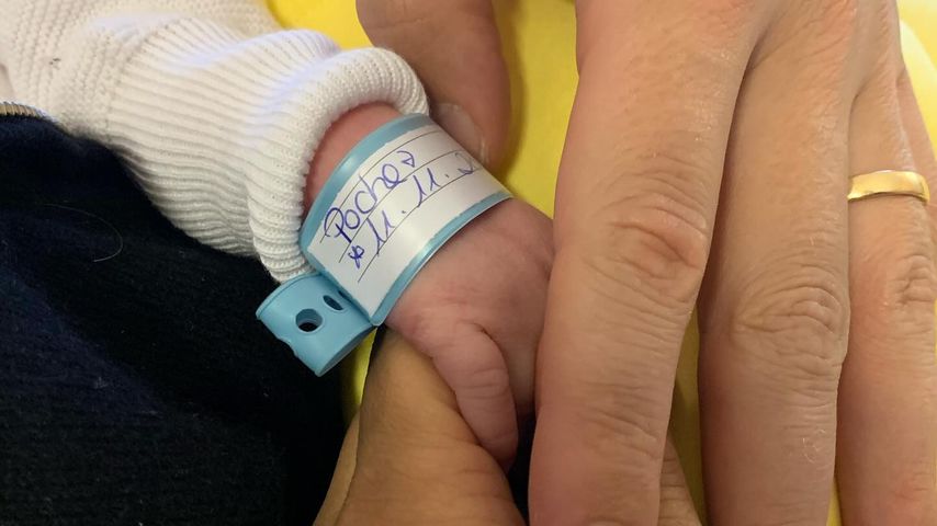 Oliver Pocher hält die Hand seines Sohnes