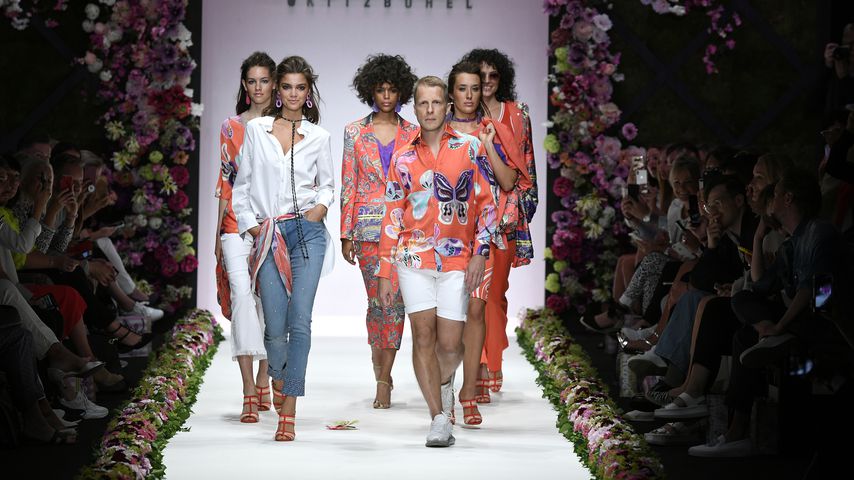 Oliver Pocher (r.) im Juli 2019 mit Models auf dem Runway der Sportalm-Show in Berlin