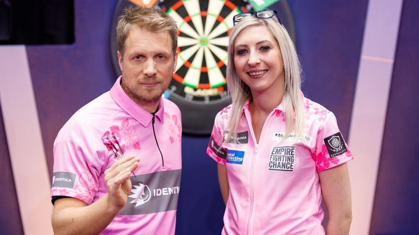 Oliver Pocher und Fallon Sherrock bei der VIP Darts Weltmeisterschaft 2023