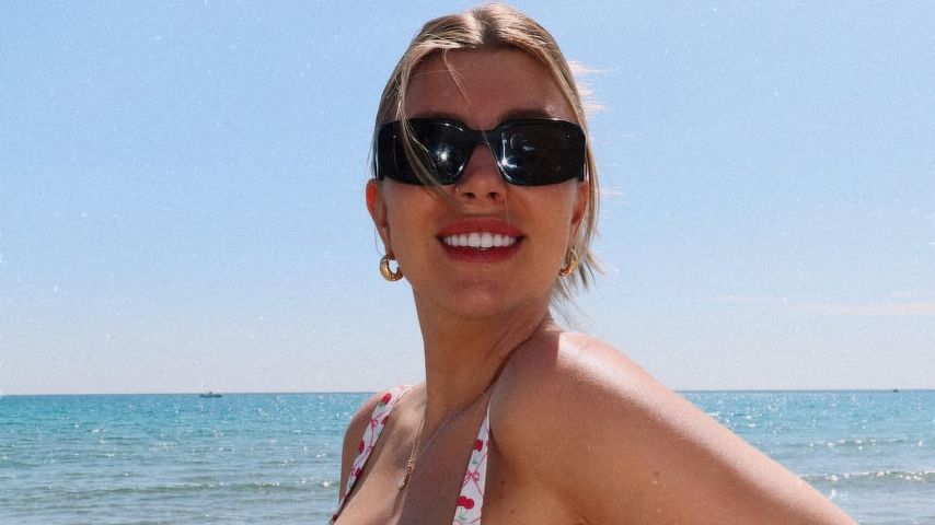 Olivia Bowen präsentiert ihren Babybauch im Kirsch-Bikini