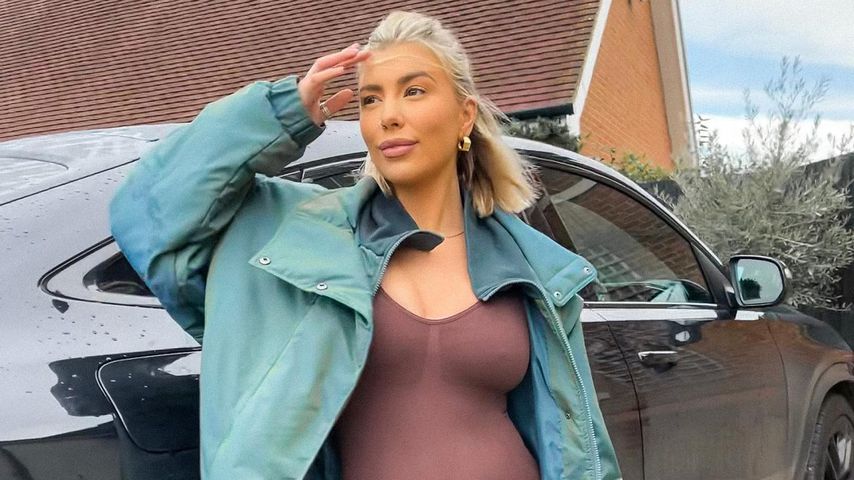 UK-"Love Island"-Star Olivia Bowen präsentiert Babybauch