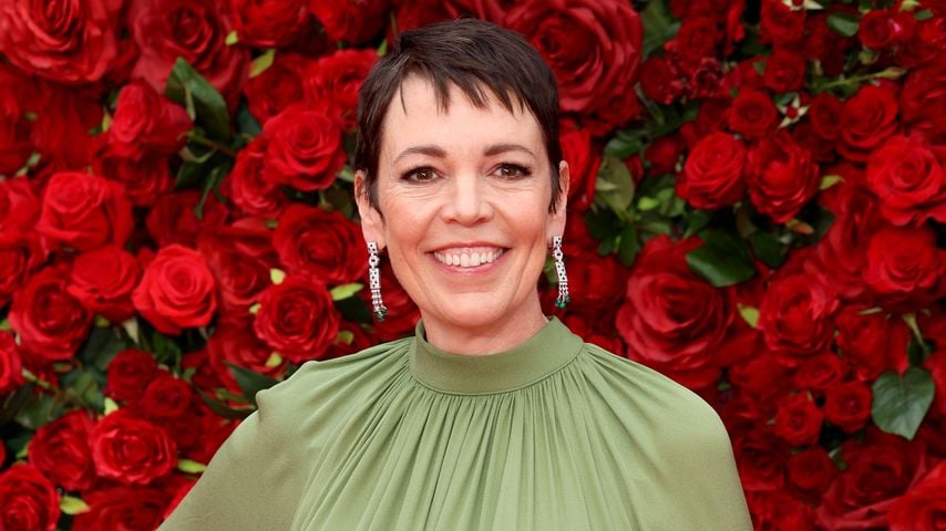 Sehr bescheiden: Olivia Colman versteckt ihre Oscar-Trophäe