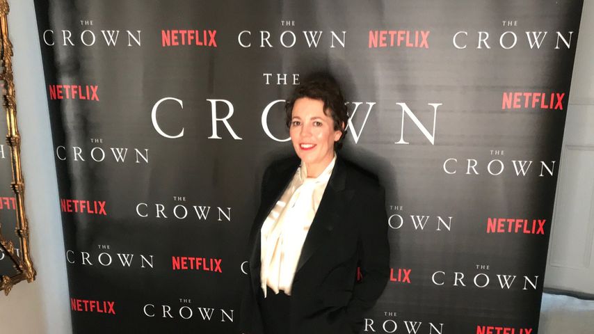 Olivia Colman zu Hause bei der "The Crown"-Premiere