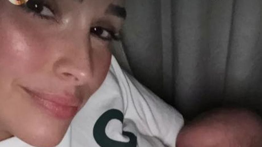 Olivia Culpo stillt ihre Tochter und teilt niedliches Foto