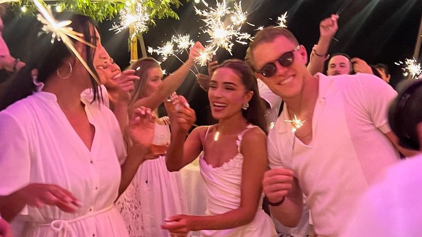 Olivia Culpo und Christian McCaffrey mit Bekannten im Juli 2023