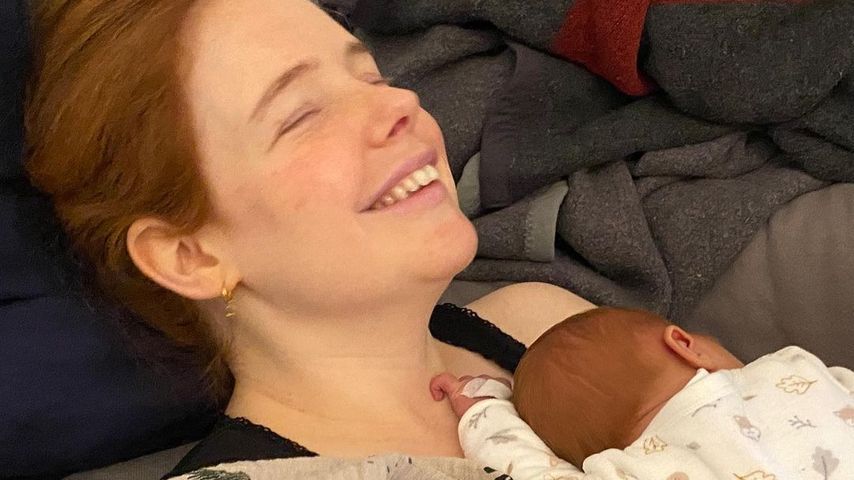 Olivia Marei im Oktober 2022 mit ihrem Baby