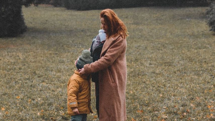 Olivia Marei mit ihren beiden Kindern, 2022
