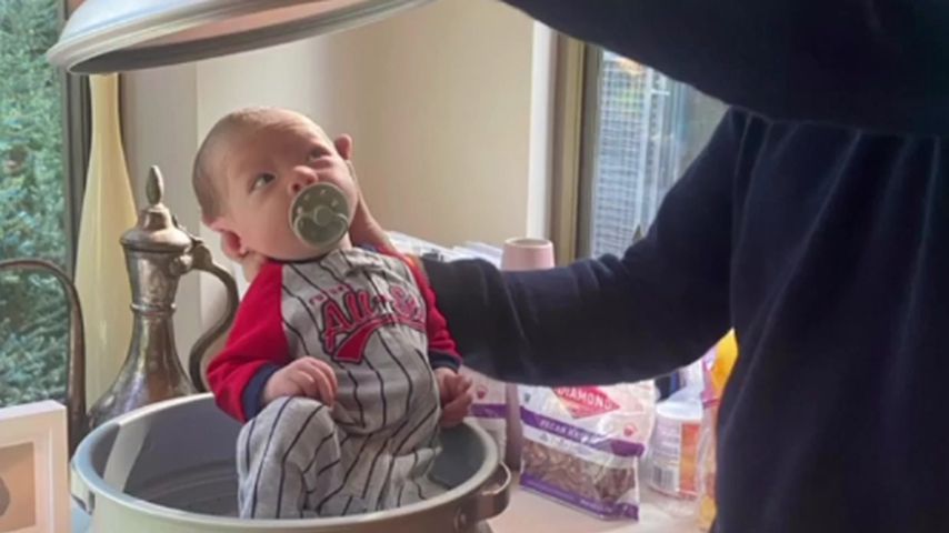Olivia Munns Sohn Malcolm Hiệp und Partner John Mulaney