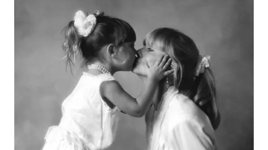 Olivia Newton-John und Chloe Lattanzi als Kind