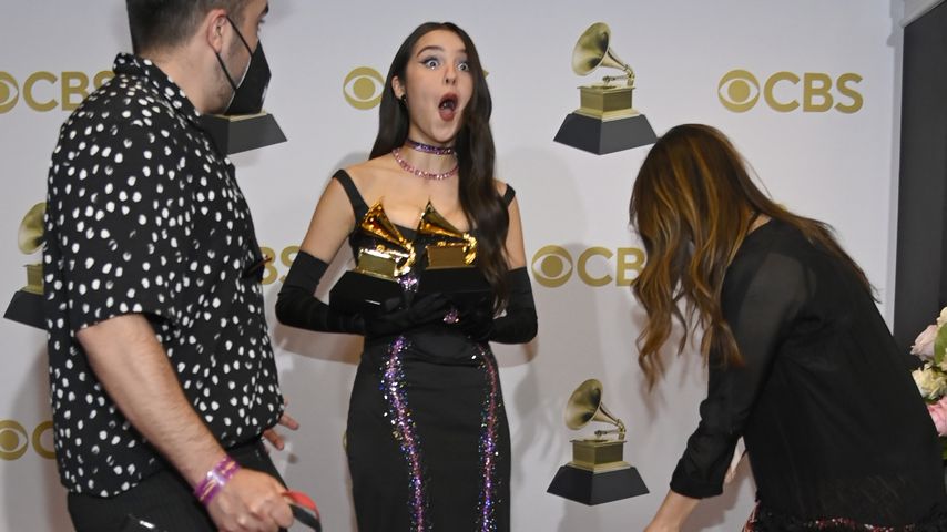 Zerbrochen! Olivia Rodrigo ließ Grammy versehentlich fallen