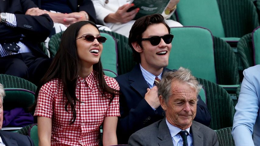Olivia Rodrigo und Louis Partridge bei einem Wimbledon-Spiel