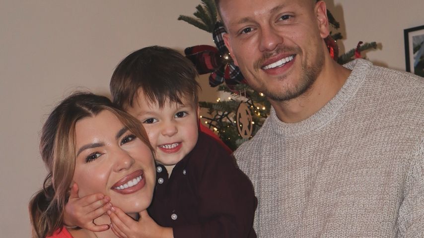 Olivia und Alex Bowen mit ihrem Sohn Abel im Dezember 2024