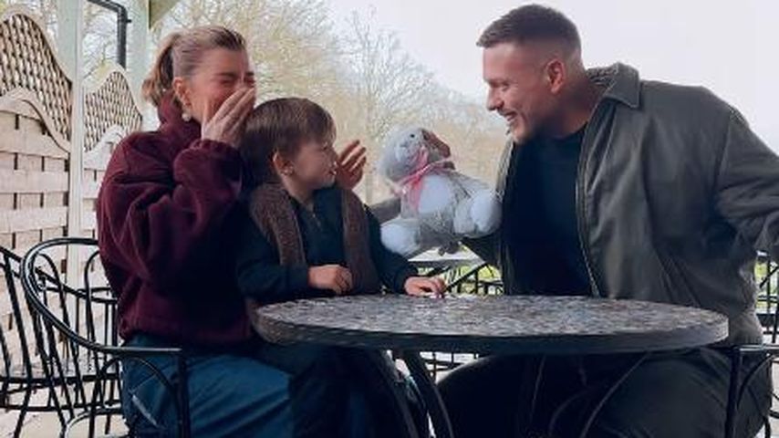 Olivia und Alex Bowen mit ihrem Sohn Abel, März 2025