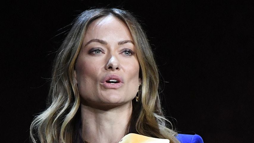 Olivia Wilde mit den Sorgerechtsunterlagen