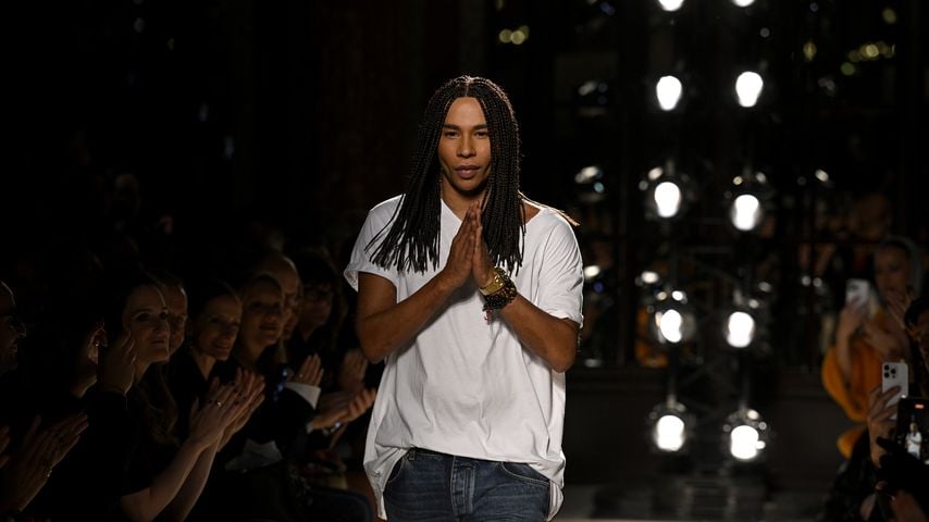 Olivier Rousteing bedankt sich beim Publikum bei der Balmain Womenswear S/S 2026 Show während der Paris Fashion Week