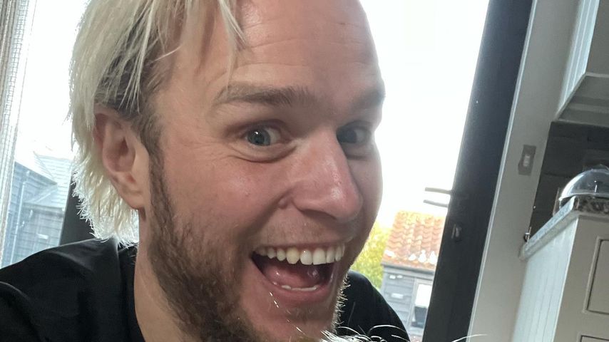 Olly Murs und sein Hund Missy mit Perücke, Juli 2021