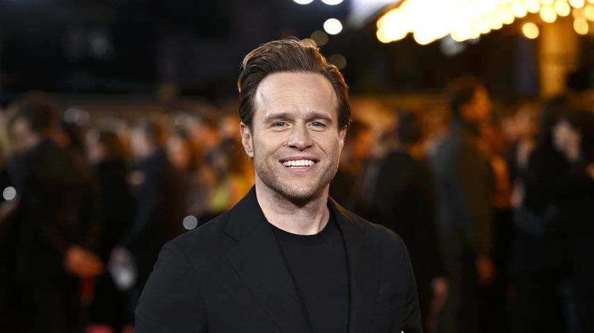 Nackedei-Alarm: Olly Murs zieht sich am Leicester Square aus
