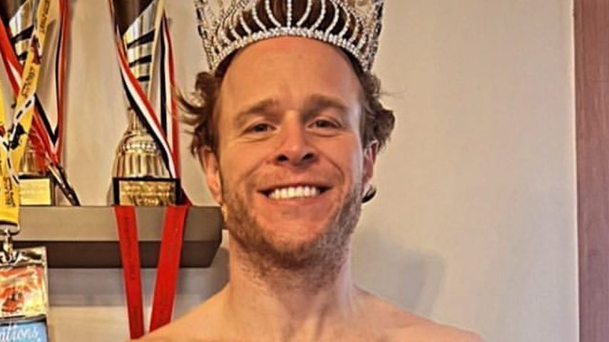 Olly Murs zeigt seinen heißen Body mit Tiara und roter Hose