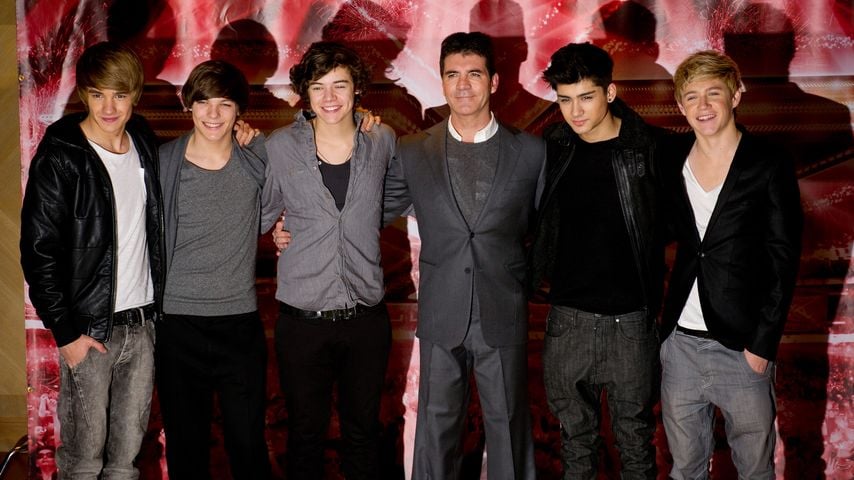 "One Direction" mit ihrem Produzenten Simon Cowell im Dezember 2010