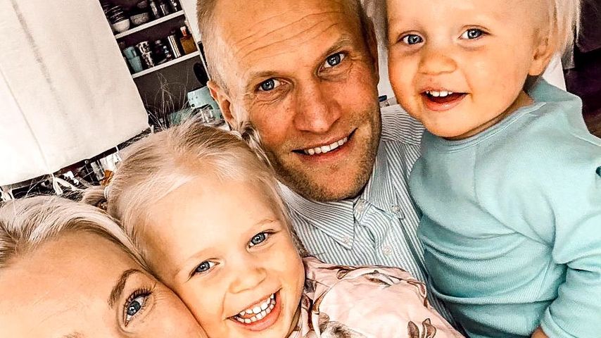 Oona Tolppanen, Pekka Lagerblom und ihre zwei Kinder im März 2024