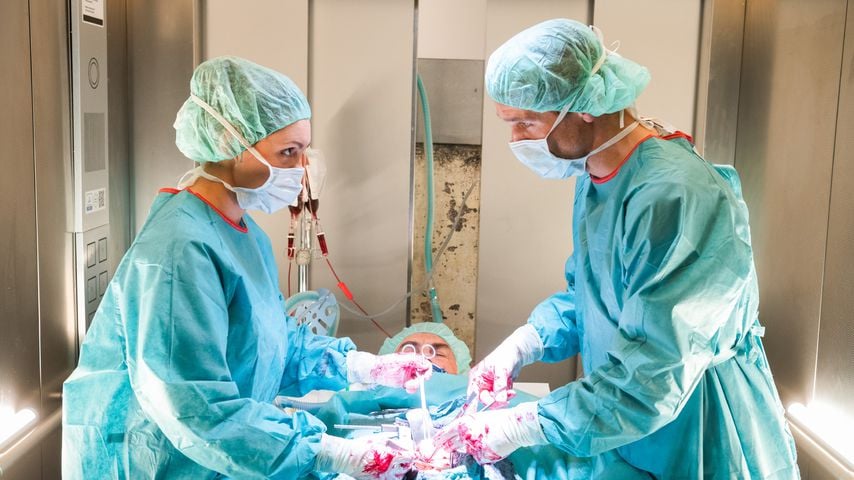 Operationsszene aus "Nachtschwestern", Juni 2020