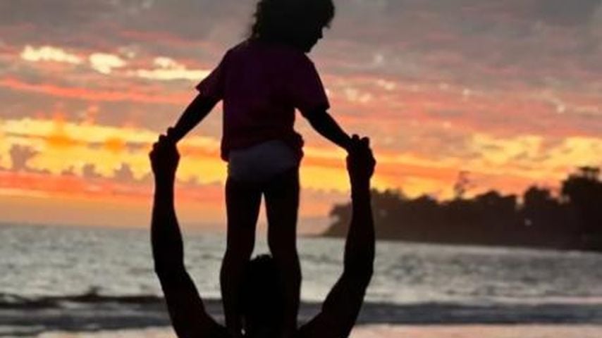 Orlando Bloom und Tochter Daisy am Strand