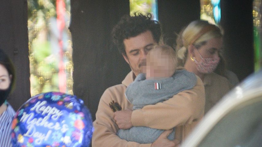 Bei einem Ausflug: Orlando Bloom kuschelt mit Baby Daisy