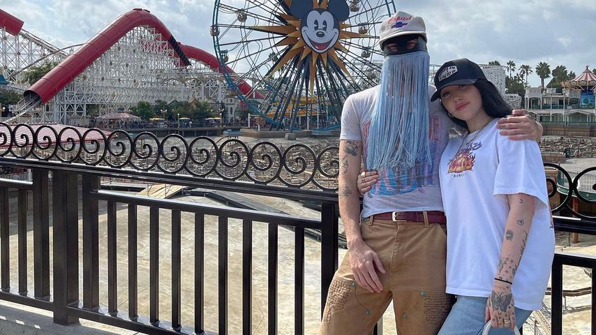 Orville Peck zusammen mit Noah Cyrus im Disneyland