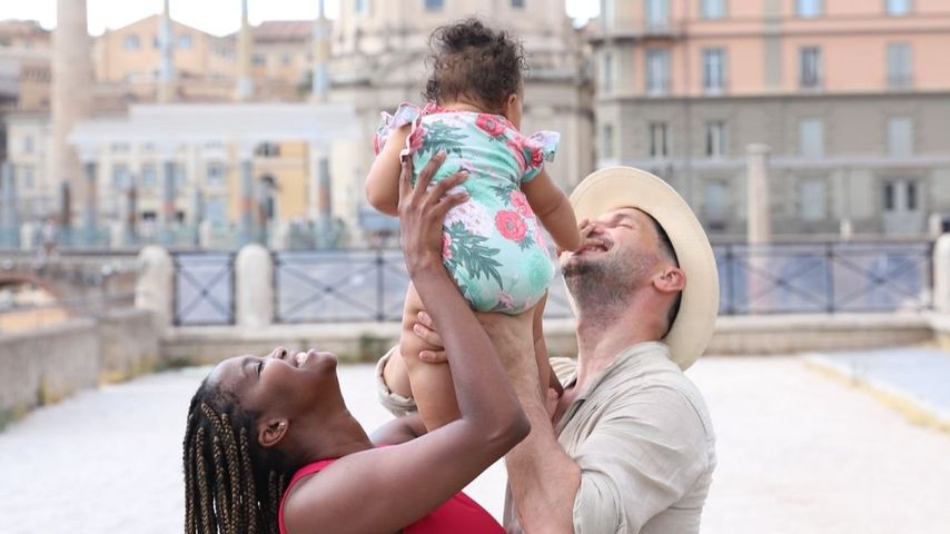 Oti Mabuse mit ihrer Tochter und ihrem Ehemann Marius Lepure im September 2024