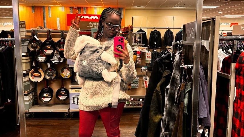 Oti Mabuse macht ein Spiegel-Selfie mit ihrer Tochter