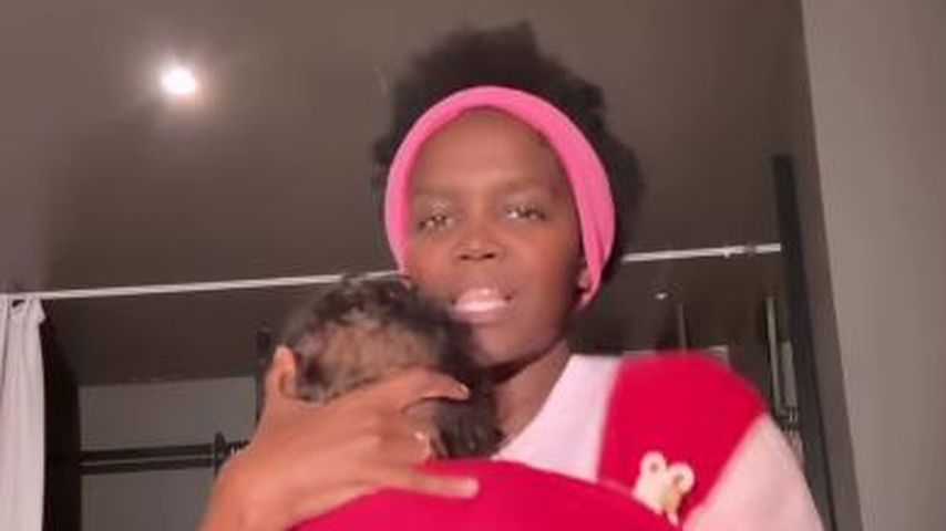 So süß tanzt Oti Mabuse ihre kleine Tochter in den Schlaf!