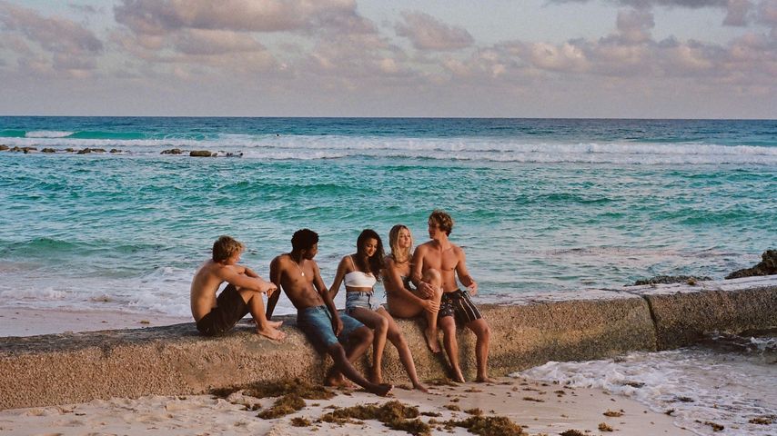 Rudy Pankow, Jonathan Daviss, Madison Bailey, Madelyn Cline und Chase Stokes in "Outer Banks"