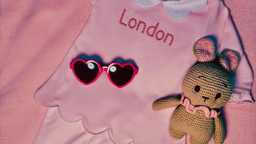 Outfit von Paris Hiltons Tochter