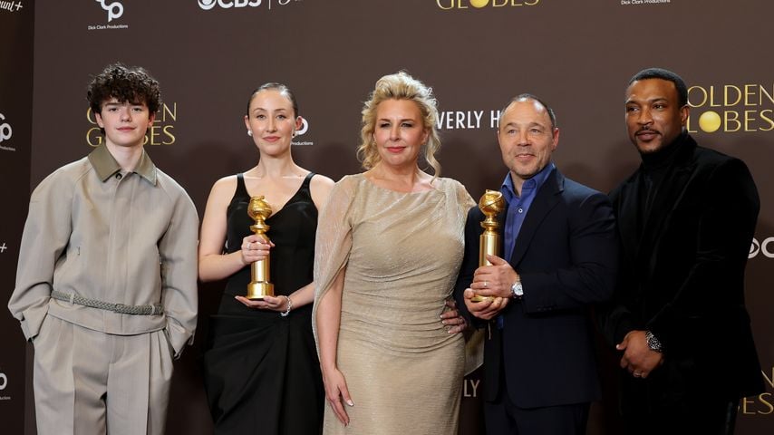 Owen Cooper, Erin Doherty, Hannah Walters, Stephen Graham und Ashley Walters mit dem Golden Globe für "Adolescence"
