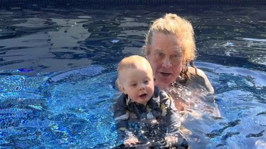 Ozzy Osbourne im Pool mit seinem Enkel Sidney