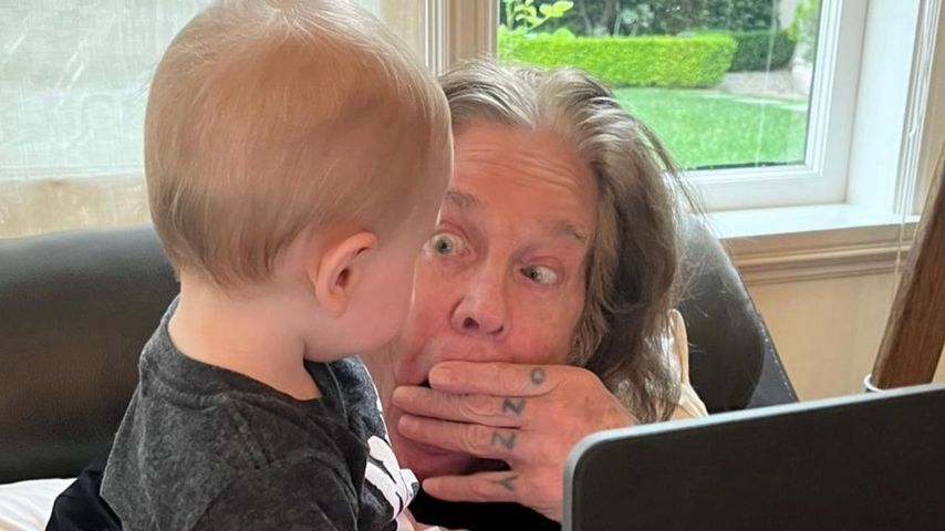 Ozzy Osbourne mit seinem Enkelsohn Sidney