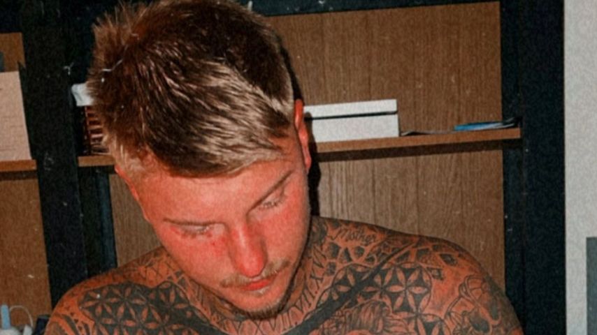Paco Herb sitzt nackt am Tisch