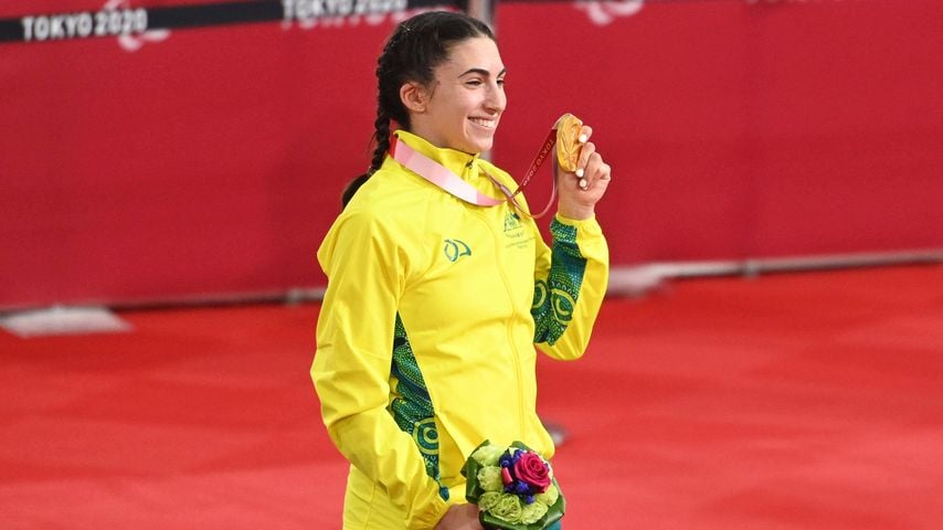 Paige Greco feiert ihre Goldmedaille bei der Bahnrad-Verfolgung C1 über 3000 m bei den Paralympics in Tokio 2020
