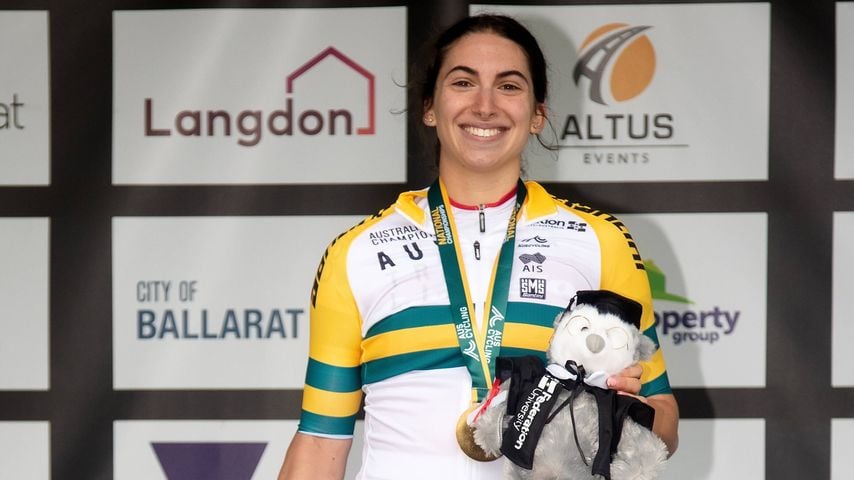 Paige Greco feiert ihren Sieg beim Para-Cycling-Straßenrennen der Frauen C3 bei den Australian Road National Championships 2021 in Ballarat