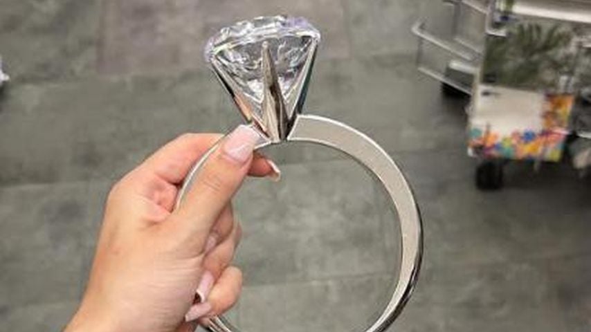 Palina hält einen großen Deko-Ring in der Hand, Mai 2026