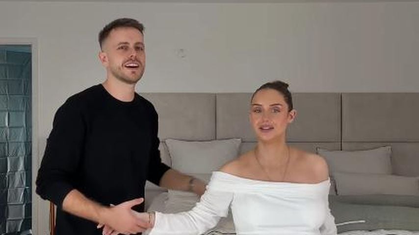 Palina Miner zeigt ihrem Julian Claßen ihre Hochzeitskleider