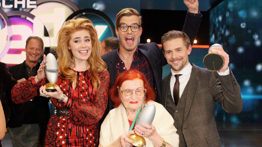 Palina Rojinski, Joko Winterscheidt, Oma Violetta und Klaas Heufer-Umlauf im Oktober 2013