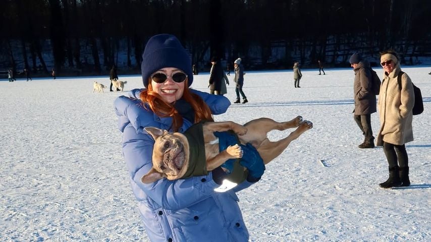 Moderatorin Palina Rojinski genießt eisige Temperaturen mit ihrem Hund.