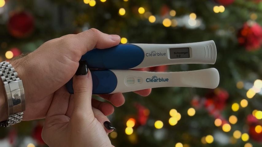 Palina und Julian Claßen zeigen zwei Schwangerschaftstests, Dezember 2025