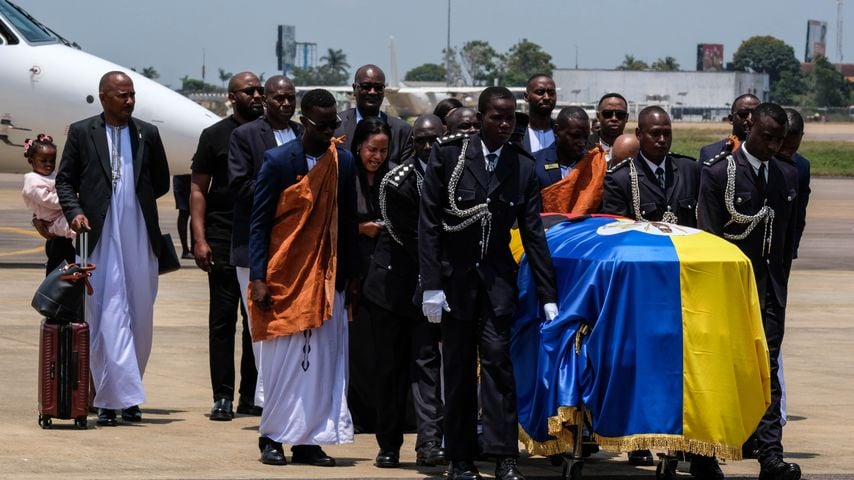 Der Sarg von King Oyo Nyimba Kabamba Iguru Rukidi IV. trifft in Entebbe ein