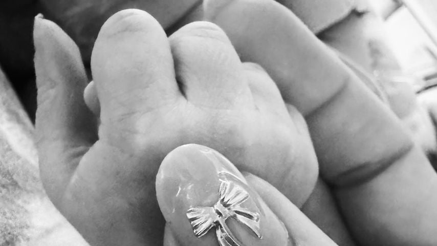 Paloma Faith hält die Hand ihres neugeborenen Babys