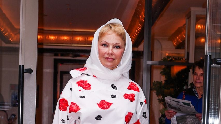 Top oder Flop? Pamela Anderson strahlt im Frühlingslook