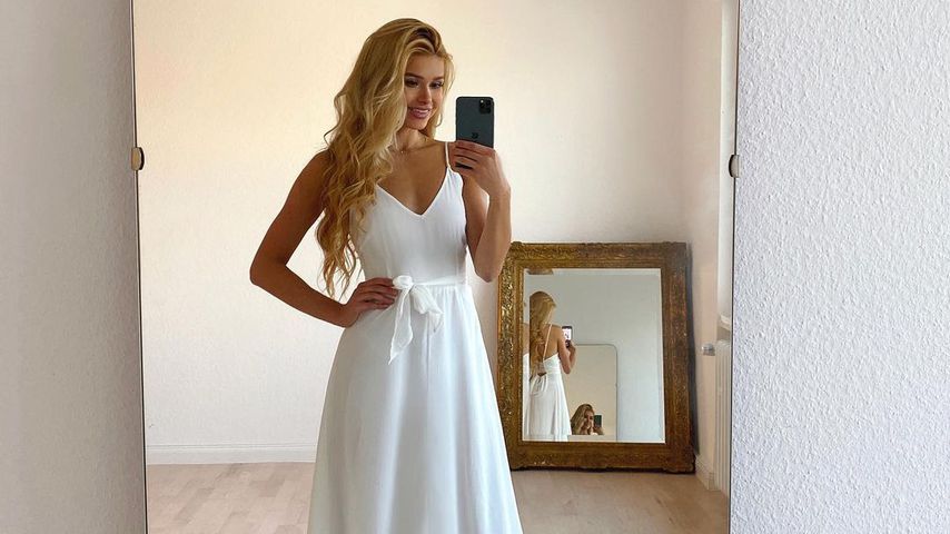 Weißes Kleid und Ring-Emoji: Pamela Reif irritiert ihre Fans